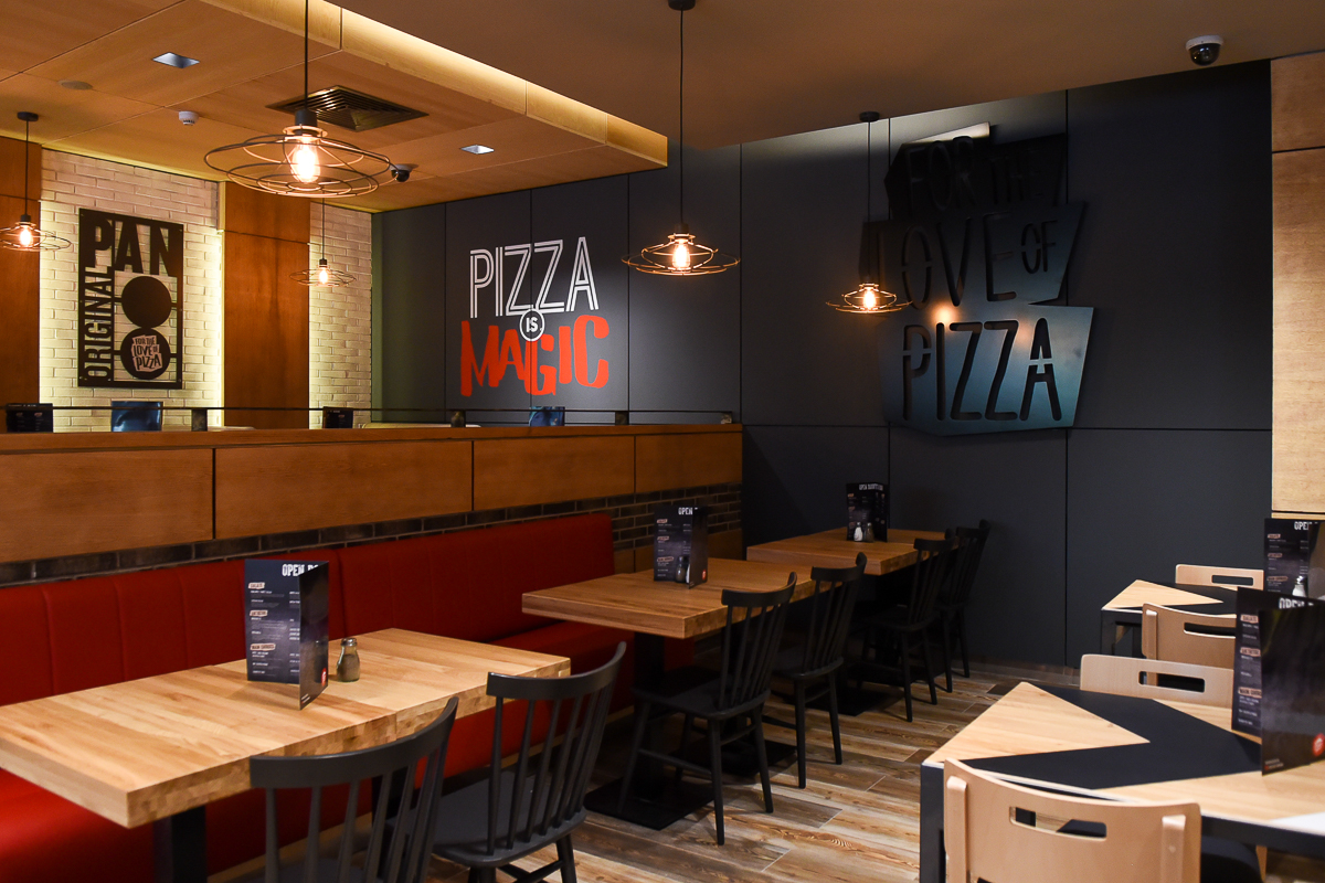 Primul restaurant Pizza Hut din România se reinventează cu un design