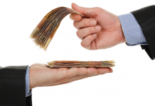 Sondaj BestJobs: Unul din patru angajați se descurcă greu cu cât câștigă și ajunge să împrumute în fiecare lună bani până la următorul salariu