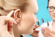 În România, peste 2 milioane de persoane au probleme cu auzul. Cum se pot trata?