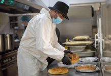 Peste 30.000 de porții de mâncare livrate de Chef Adi Hădean și echipa sa de voluntari către personalul medical și persoanele vulnerabile, în prima lună de campanie umanitară Solidar Social