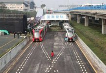 Chinezii au lansat trenul fără șine, care rulează pe linii vopsite pe asfalt