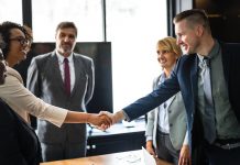 BestJobs: Tinerii la început de carieră, tot mai activi în căutarea primului job. Pozițiile în vânzări, IT & telecom, financiar și digital sunt în topul preferințelor